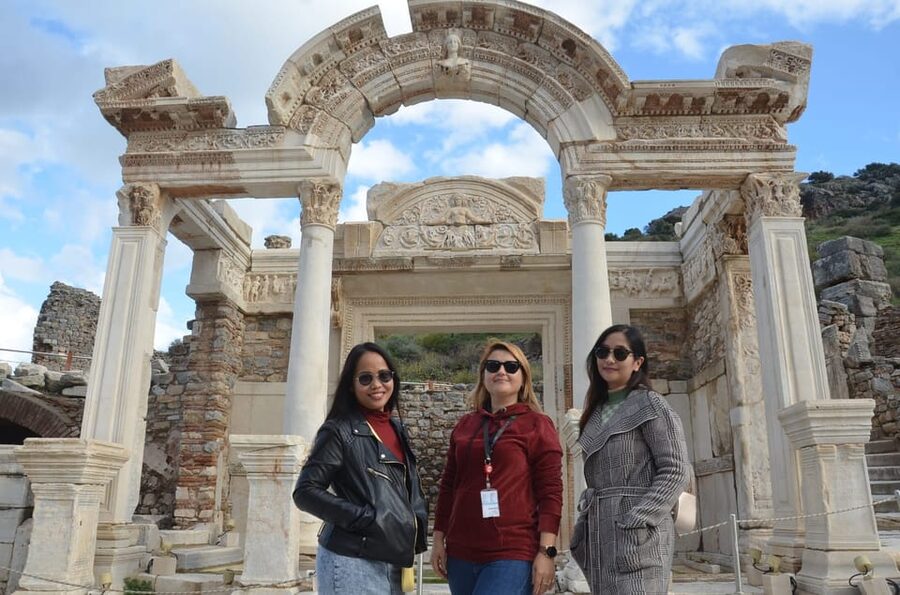 Kusadasi: EPHESUS PRIVATE PORT TOUR FOR CRUISES-SAVE TIME - A local restaurant and optional shops